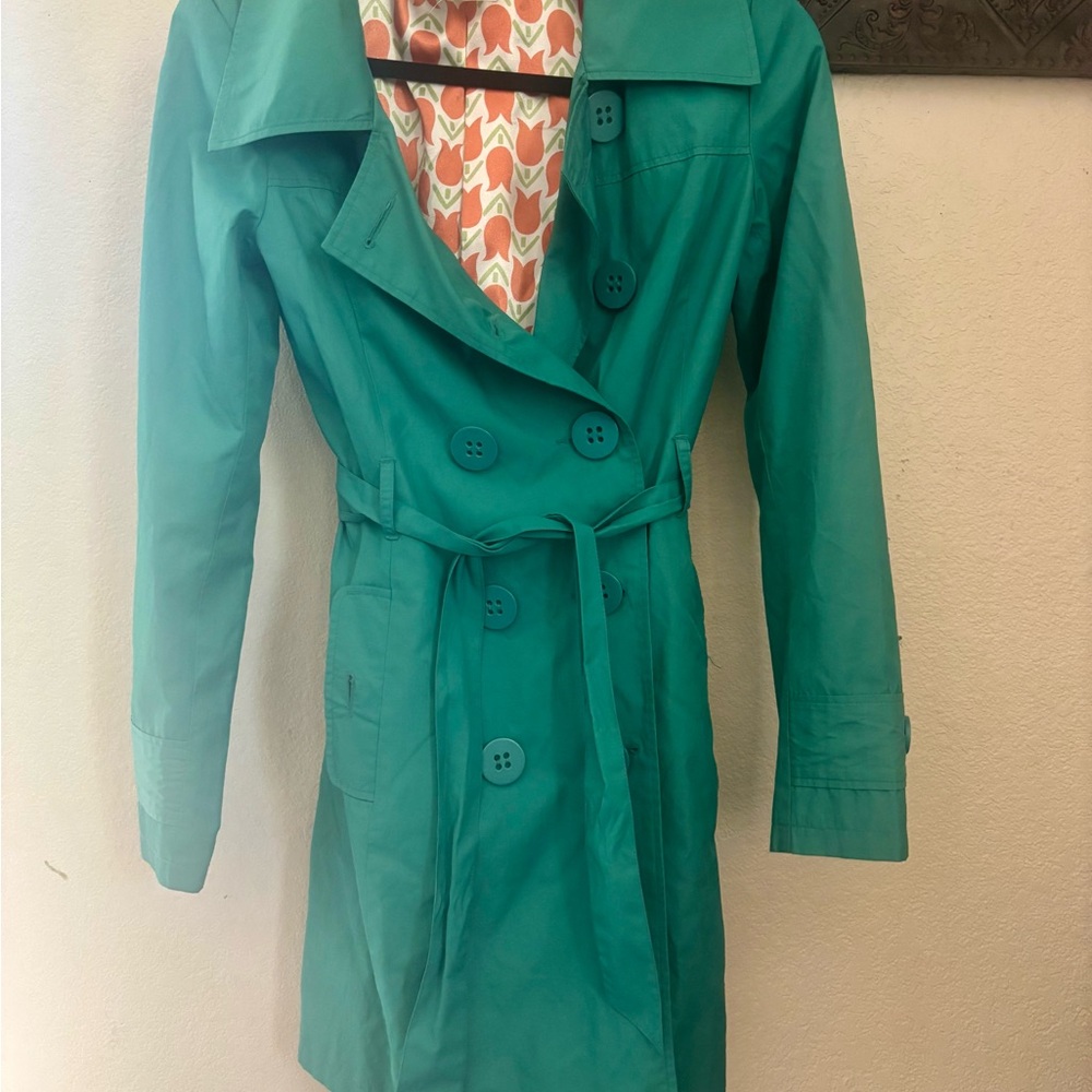 Tulle Green and Orange Trench Coat with Wide Collar and Water-Resistant Fabric